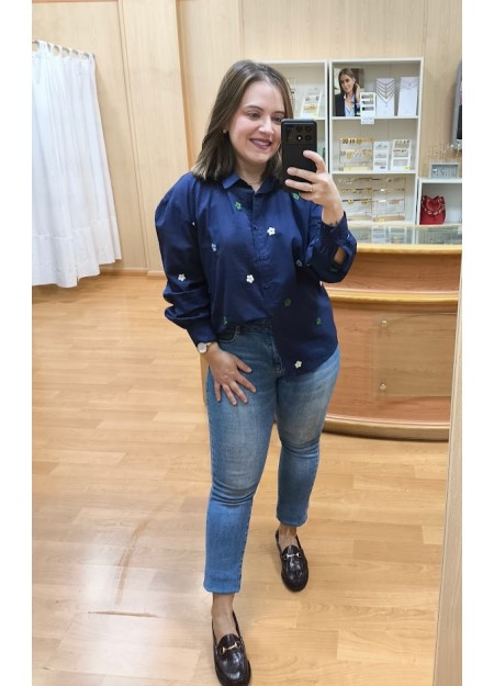 CAMISA AZUL BORDADA FLORES