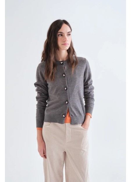 CÁRDIGAN GRIS CON BOTÓN FLORAL