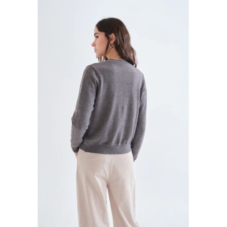 CÁRDIGAN GRIS CON BOTÓN FLORAL