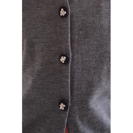 CÁRDIGAN GRIS CON BOTÓN FLORAL